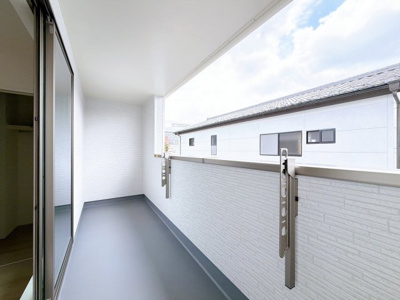 【バルコニー】 | 前橋市朝日が丘町　新築住宅 | 雨でも安心インナーバルコニー。
物干し金具も干しやすく取り込みやすい位置にあり便利。外からも見えにくいので、プライベートも守れます。