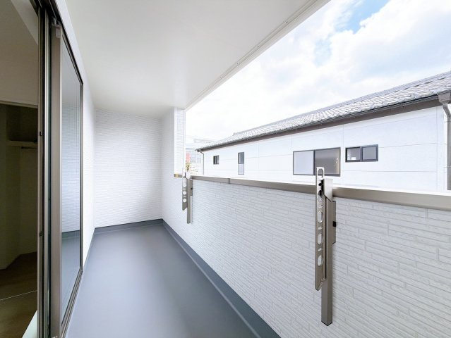 【バルコニー】 | 前橋市朝日が丘町　新築住宅 | 雨でも安心インナーバルコニー。
物干し金具も干しやすく取り込みやすい位置にあり便利。外からも見えにくいので、プライベートも守れます。