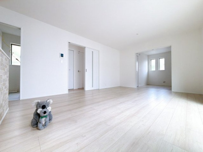 【居間・リビング】 | 前橋市朝日が丘町　新築住宅 | ≪LDK≫
リビング・ダイニングは白を基調としたシンプルな空間。
雑貨やこだわりの家具など、レイアウトも自由に楽しめます！