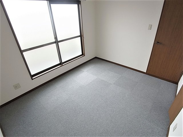 アイマンション長尾の内装|明るい洋室です