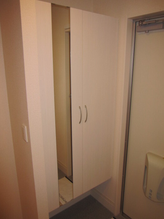 プレミールの玄関|別部屋写真です。