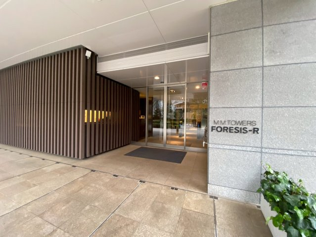 横浜市西区みなとみらい４丁目の賃貸マンションのエントランス
