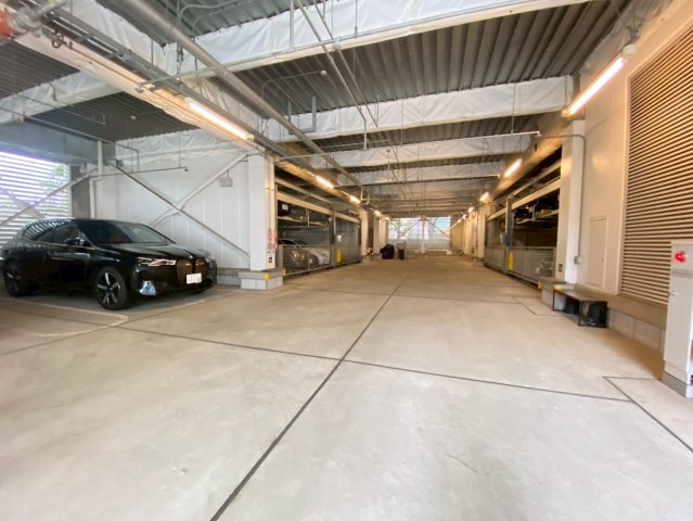 横浜市西区みなとみらい４丁目の賃貸マンションの駐車場