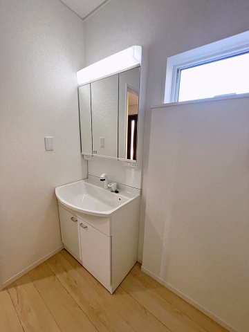 新築戸建・新築建売　鏡石町境第5　第一小・鏡石中の独立洗面台|三面鏡洗面台で朝の身支度もしやすく収納力も◎洗面台に物を置かずすっきり清潔に保つことができます！