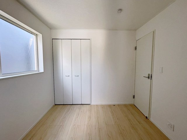 新築戸建・新築建売　鏡石町境第5　第一小・鏡石中の洋室|北東側の5.2帖の洋室は北側の窓から一定した柔らかい光が入り、PC作業や読書などにも最適なお部屋です！