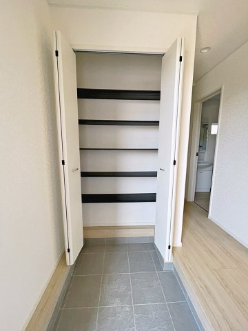 新築戸建・新築建売　鏡石町境第5　第一小・鏡石中の玄関|大容量のシューズボックスは可動式の棚で高さを自由に変えることができます！