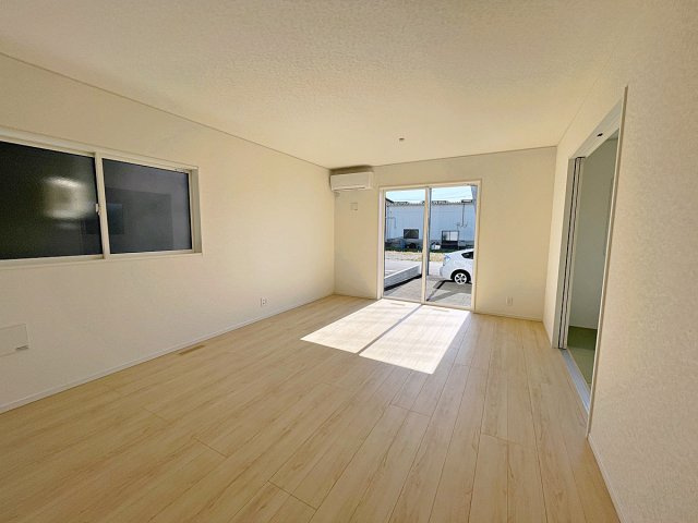 新築戸建・新築建売　鏡石町境第5　第一小・鏡石中の居間・リビング|LDKは16帖でゆったりとした家族団らんスペースです！隣の和室と合わせると21帖で開放的！