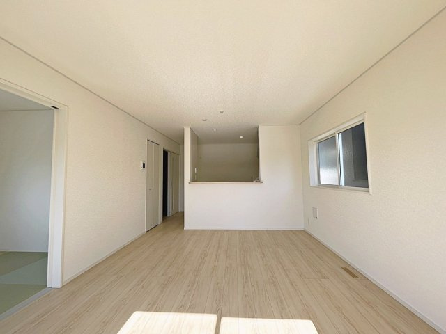 新築戸建・新築建売　鏡石町境第5　第一小・鏡石中の居間・リビング|キッチンの前にダイニングテーブルを設置すれば、お料理の配膳もスムーズです！