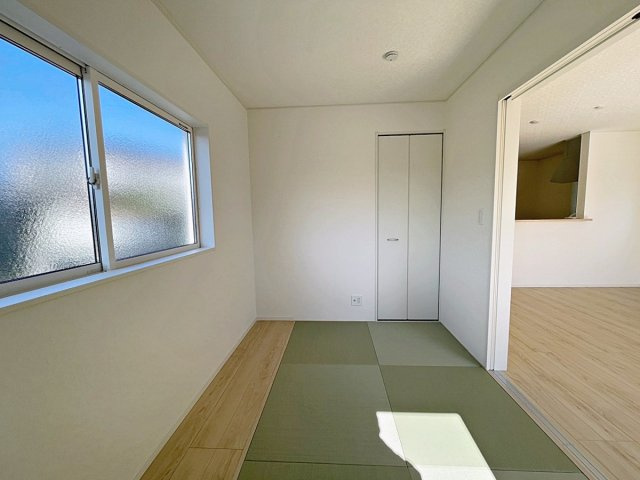 新築戸建・新築建売　鏡石町境第5　第一小・鏡石中の和室|畳のぬくもりが心地いい和室。リビングから見守ることができ、お子様のお昼寝や遊び場に最適です！