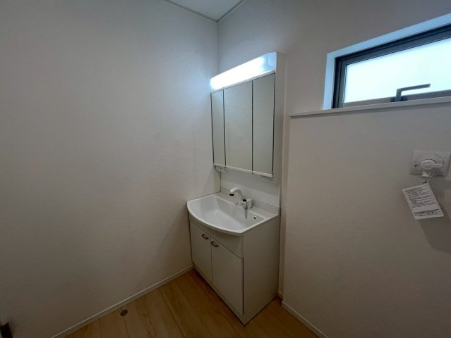 うるま市与那城屋慶名第6　クレイドルガーデン　新築戸建て　全4棟　1号棟の独立洗面台