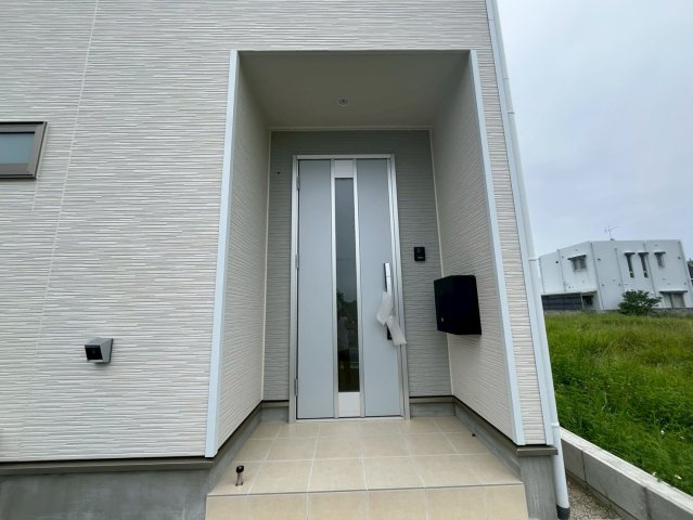 うるま市与那城屋慶名第6　クレイドルガーデン　新築戸建て　全4棟　1号棟の玄関