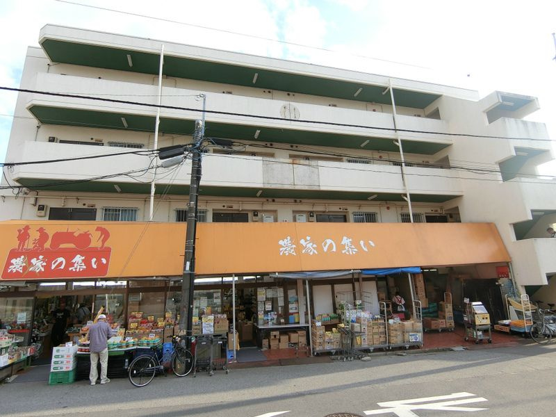 ヤマサイビルの玄関