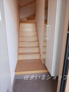 サニーウェル　ヴィラの玄関|ミラー付き大型シューズボックス