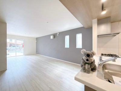 【居間・リビング】 | 高崎市赤坂町　新築住宅 | ≪LDK≫
陽当りも良いリビング。
光が差し込む明るい空間はいつもの時間をより特別に…穏やかなひと時を一層充実した時間へ変えてくれます。