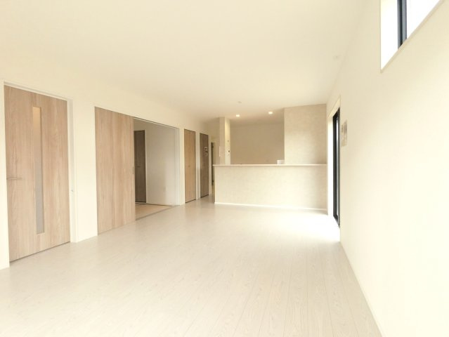 鳥栖市弥生が丘4丁目1期 6号棟の居間・リビング|使いやすいリビングです