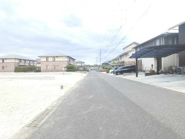 鳥栖市弥生が丘4丁目1期 6号棟の前面道路含む現地写真