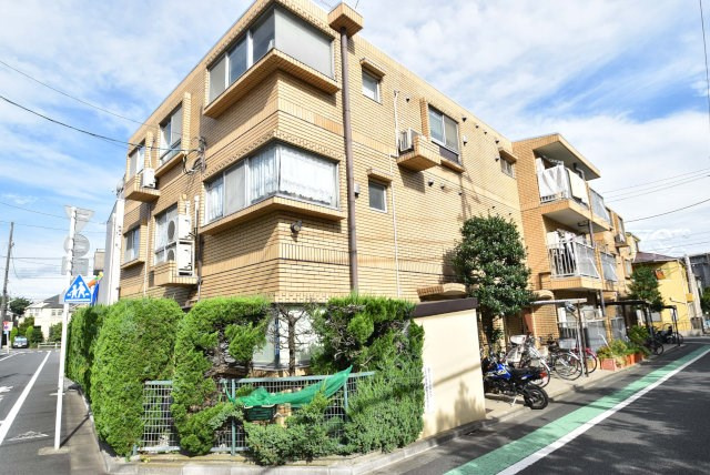 【外観】 | 千歳台ヒミコハビタット | 手入れの行き届いた外壁やエントランスなど、「見ればわかる」レベルで清潔感を保ったマンションです。築年数を感じさせない姿で皆様をお出迎えします。～即日のご見学可能～　お問合せはお気軽にどうぞ。