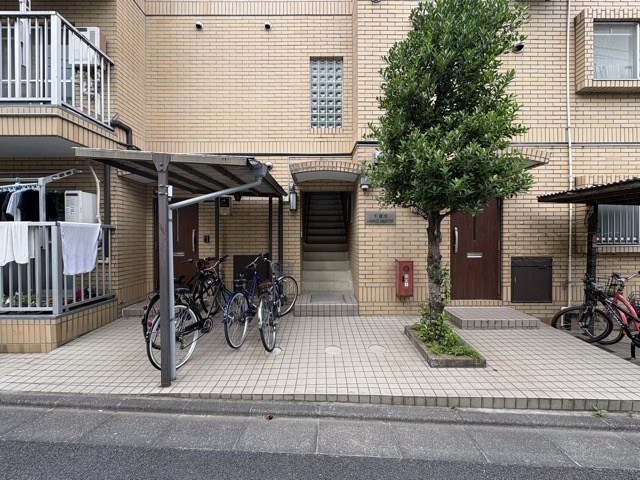 【エントランス】 | 千歳台ヒミコハビタット | お客様を、そして住人を出迎えてくれるマンションのエントランス。ゴミが落ちていないことからも、管理状態の良さや住民の節度の高さが見て取れます。～即日のご見学可能～　お問合せはお気軽にどうぞ。
