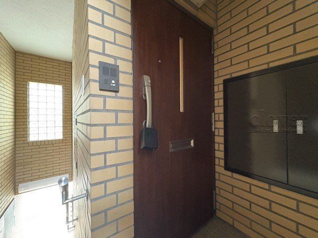 【その他共用部分】 | 千歳台ヒミコハビタット | 皆様をお迎えする、お部屋の玄関ドア。開けやすさや開放角度、ドアノブの操作しやすさや鍵の形状などを、現地で一度ご確認ください。～即日のご見学可能～　お問合せはお気軽にどうぞ。