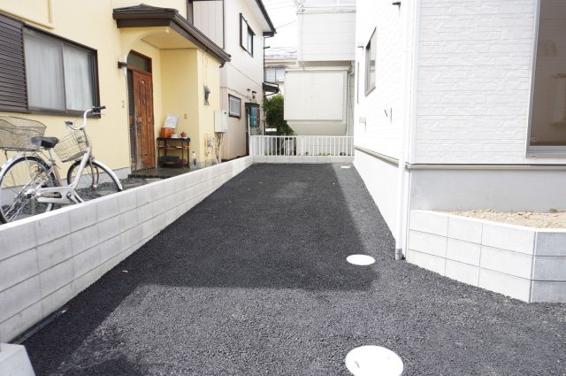 越谷市大字下間久里 新築分譲住宅 の駐車場