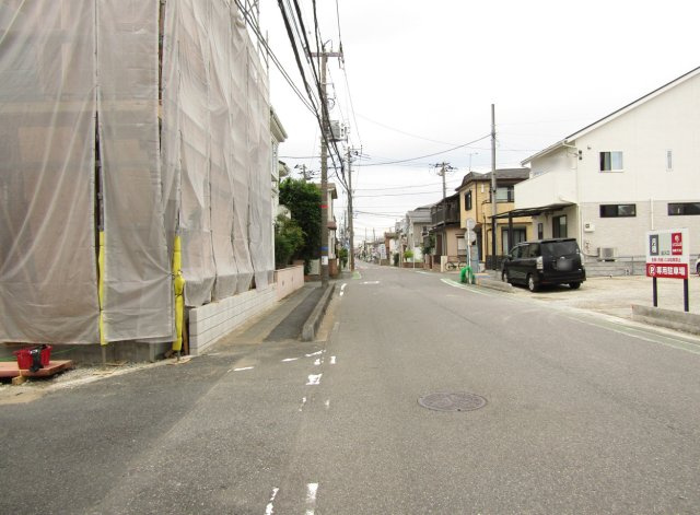越谷市大字下間久里 新築分譲住宅 の前面道路含む現地写真