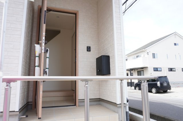 越谷市大字下間久里 新築分譲住宅 の玄関