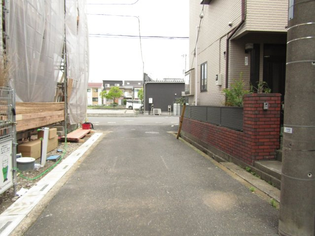 越谷市大字下間久里 新築分譲住宅 の前面道路含む現地写真
