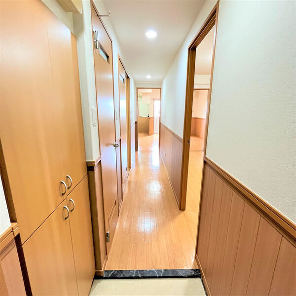 新田東レジデンス参番館の玄関