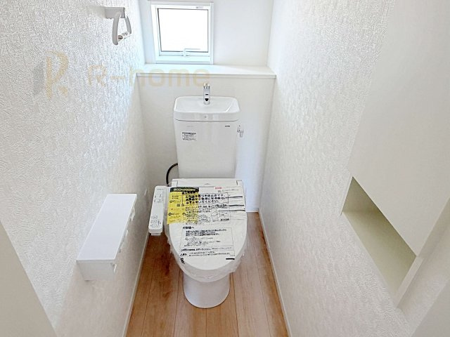 古河市中田第7　新築戸建て　1号棟のトイレ|温水洗浄便座付きのトイレ。
トイレが２ヵ所設置で朝の忙しい時間でも安心です。