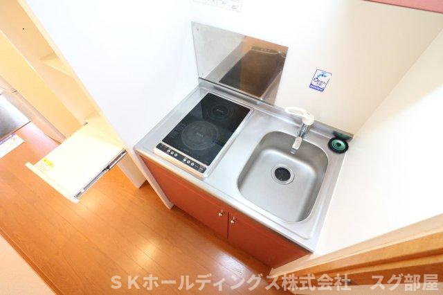 レオパレスｆｏｒｅｓｔのキッチン|２口コンロ付きラジエントヒータ※キッチン棚が多く収納に便利