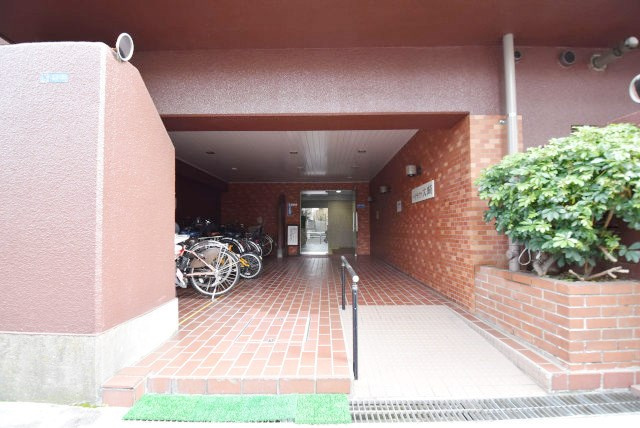 【エントランス】 | ハイライフ大崎 | お客様を、そして住人を出迎えてくれるマンションのエントランス。ゴミが落ちていないことからも、管理状態の良さや住民の節度の高さが見て取れます。～即日のご見学可能～　お問合せはお気軽にどうぞ。
