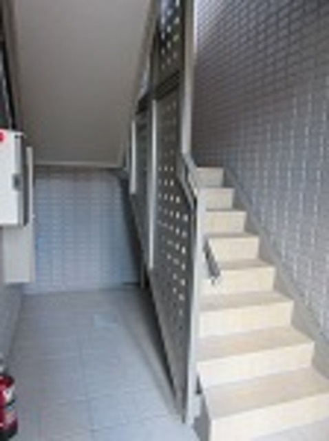 荏田北メゾンのロビー|共用階段