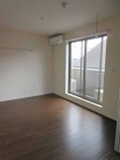 荏田北メゾンの洋室|ウォークインクローゼットのある南向きバルコニーに面した洋室６帖