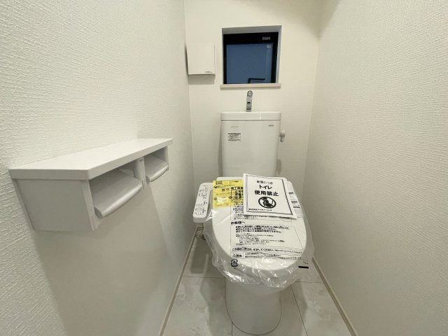 駅から平坦でこの距離感は助かるネ！バルコニー３か所の実質４ＬＤＫとしての利用ＯＫ！全２棟中、ラスト１棟は誰の手に！！な、『中原区上平間』新築戸建のトイレ|落ち着いたトイレです