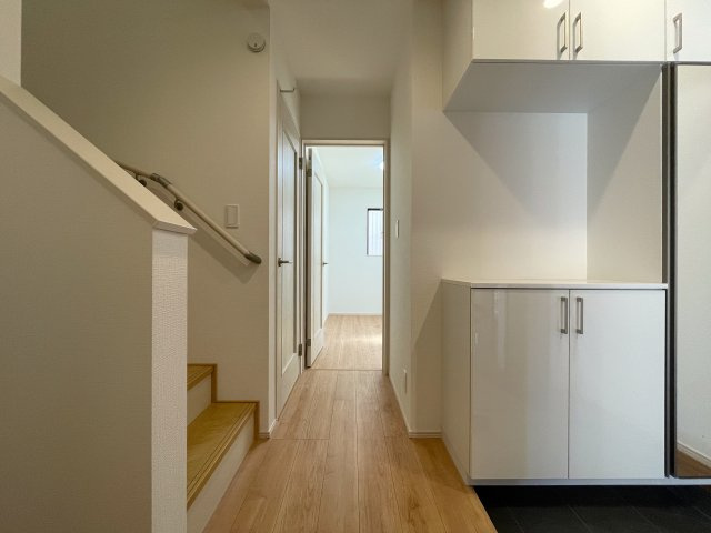 駅から平坦でこの距離感は助かるネ！バルコニー３か所の実質４ＬＤＫとしての利用ＯＫ！全２棟中、ラスト１棟は誰の手に！！な、『中原区上平間』新築戸建の玄関|シンプルで使いやすい玄関です