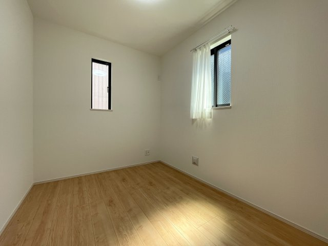 駅から平坦でこの距離感は助かるネ！バルコニー３か所の実質４ＬＤＫとしての利用ＯＫ！全２棟中、ラスト１棟は誰の手に！！な、『中原区上平間』新築戸建の収納|納戸です