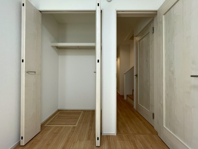 駅から平坦でこの距離感は助かるネ！バルコニー３か所の実質４ＬＤＫとしての利用ＯＫ！全２棟中、ラスト１棟は誰の手に！！な、『中原区上平間』新築戸建の収納|たっぷりとした収納スペースです