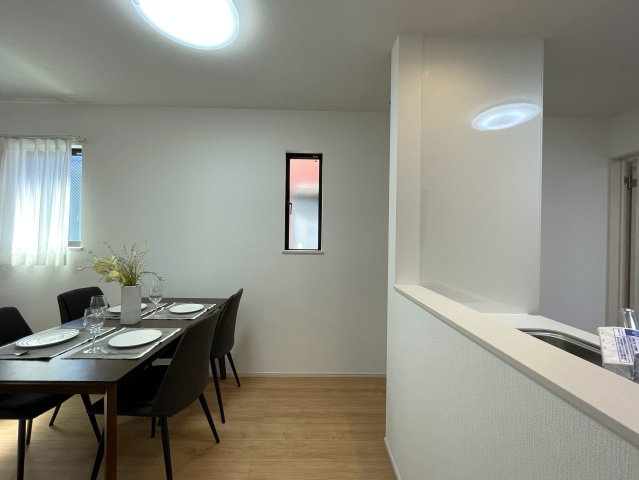 駅から平坦でこの距離感は助かるネ！バルコニー３か所の実質４ＬＤＫとしての利用ＯＫ！全２棟中、ラスト１棟は誰の手に！！な、『中原区上平間』新築戸建の居間・リビング