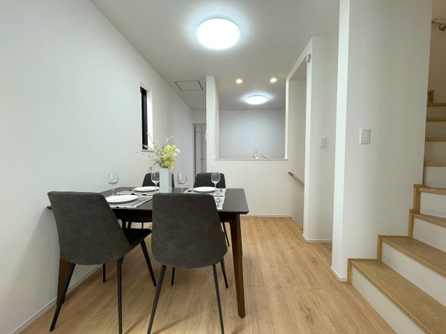 駅から平坦でこの距離感は助かるネ！バルコニー３か所の実質４ＬＤＫとしての利用ＯＫ！全２棟中、ラスト１棟は誰の手に！！な、『中原区上平間』新築戸建の居間・リビング|こちらのリビングで趣味の時間をお楽しみください
