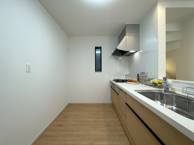 駅から平坦でこの距離感は助かるネ！バルコニー３か所の実質４ＬＤＫとしての利用ＯＫ！全２棟中、ラスト１棟は誰の手に！！な、『中原区上平間』新築戸建のキッチン|キッチンでお料理をお楽しみください