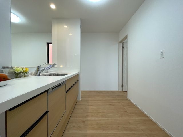 駅から平坦でこの距離感は助かるネ！バルコニー３か所の実質４ＬＤＫとしての利用ＯＫ！全２棟中、ラスト１棟は誰の手に！！な、『中原区上平間』新築戸建のキッチン|きれいなキッチンです