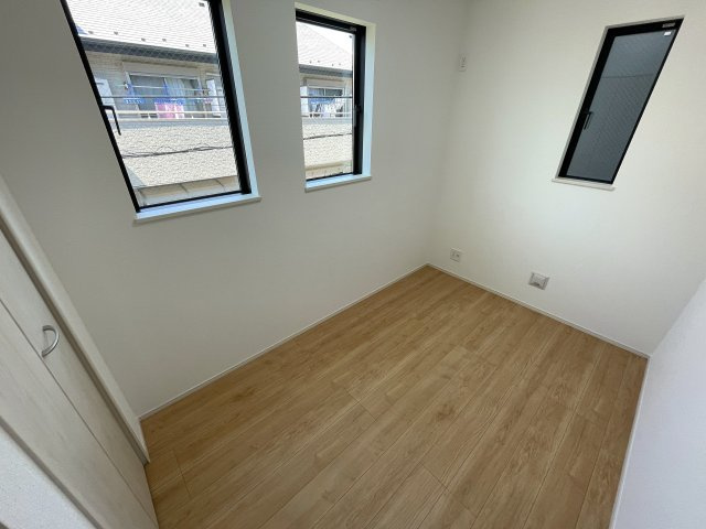 駅から平坦でこの距離感は助かるネ！バルコニー３か所の実質４ＬＤＫとしての利用ＯＫ！全２棟中、ラスト１棟は誰の手に！！な、『中原区上平間』新築戸建の洋室|スタンダードな洋室です