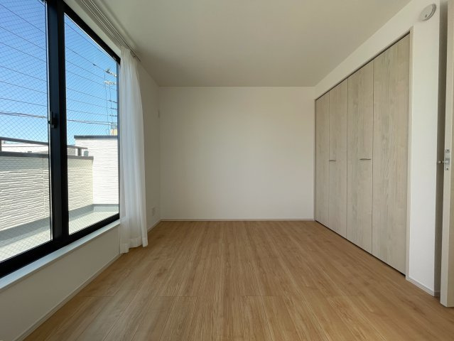 駅から平坦でこの距離感は助かるネ！バルコニー３か所の実質４ＬＤＫとしての利用ＯＫ！全２棟中、ラスト１棟は誰の手に！！な、『中原区上平間』新築戸建の洋室|広々とした洋室です