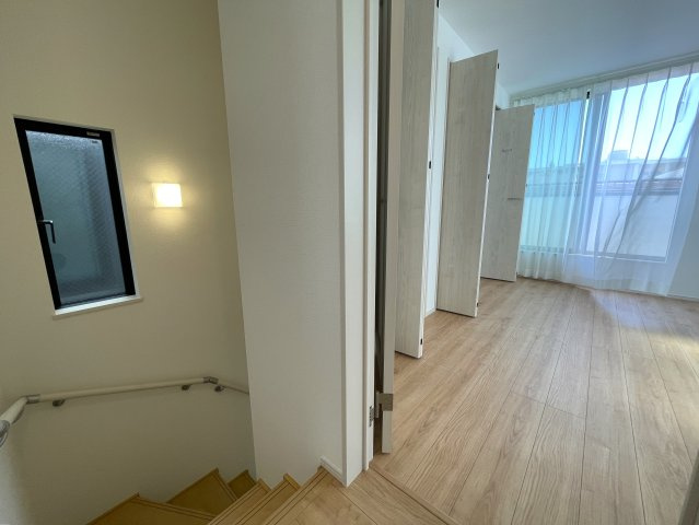 駅から平坦でこの距離感は助かるネ！バルコニー３か所の実質４ＬＤＫとしての利用ＯＫ！全２棟中、ラスト１棟は誰の手に！！な、『中原区上平間』新築戸建の内装|明るい色調の室内です