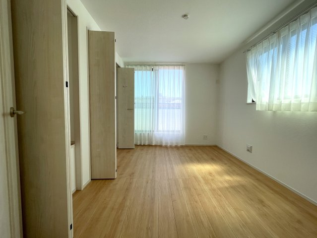 駅から平坦でこの距離感は助かるネ！バルコニー３か所の実質４ＬＤＫとしての利用ＯＫ！全２棟中、ラスト１棟は誰の手に！！な、『中原区上平間』新築戸建の洋室|落ち着いた色調の洋室です