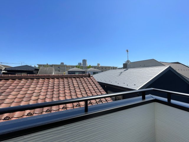 駅から平坦でこの距離感は助かるネ！バルコニー３か所の実質４ＬＤＫとしての利用ＯＫ！全２棟中、ラスト１棟は誰の手に！！な、『中原区上平間』新築戸建の展望