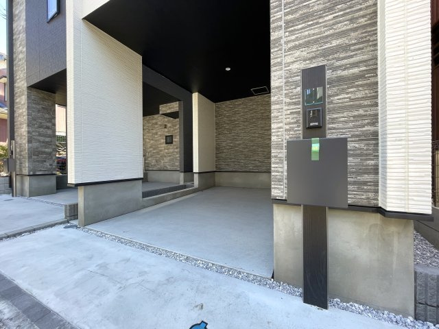 駅から平坦でこの距離感は助かるネ！バルコニー３か所の実質４ＬＤＫとしての利用ＯＫ！全２棟中、ラスト１棟は誰の手に！！な、『中原区上平間』新築戸建の駐車場|車をお持ちの方に嬉しい駐車場付きの物件です