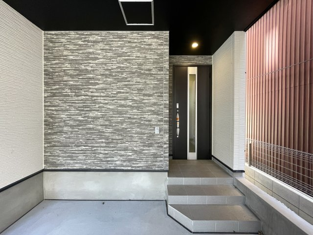 駅から平坦でこの距離感は助かるネ！バルコニー３か所の実質４ＬＤＫとしての利用ＯＫ！全２棟中、ラスト１棟は誰の手に！！な、『中原区上平間』新築戸建の玄関|明るい玄関です
