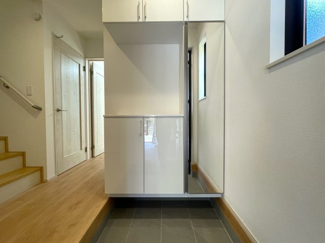 駅から平坦でこの距離感は助かるネ！バルコニー３か所の実質４ＬＤＫとしての利用ＯＫ！全２棟中、ラスト１棟は誰の手に！！な、『中原区上平間』新築戸建の玄関|毎日通る玄関はこちらです