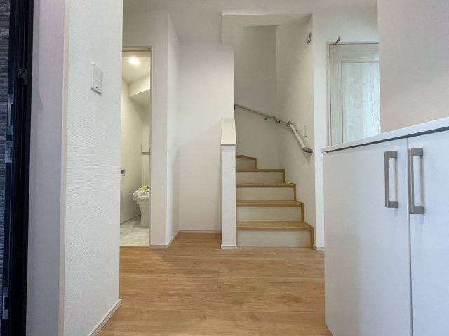 駅から平坦でこの距離感は助かるネ！バルコニー３か所の実質４ＬＤＫとしての利用ＯＫ！全２棟中、ラスト１棟は誰の手に！！な、『中原区上平間』新築戸建の玄関|玄関です